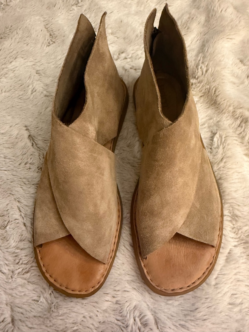 Born IWA Women's Taupe Suede Cross-Front Open-Toe Sandal, size 9